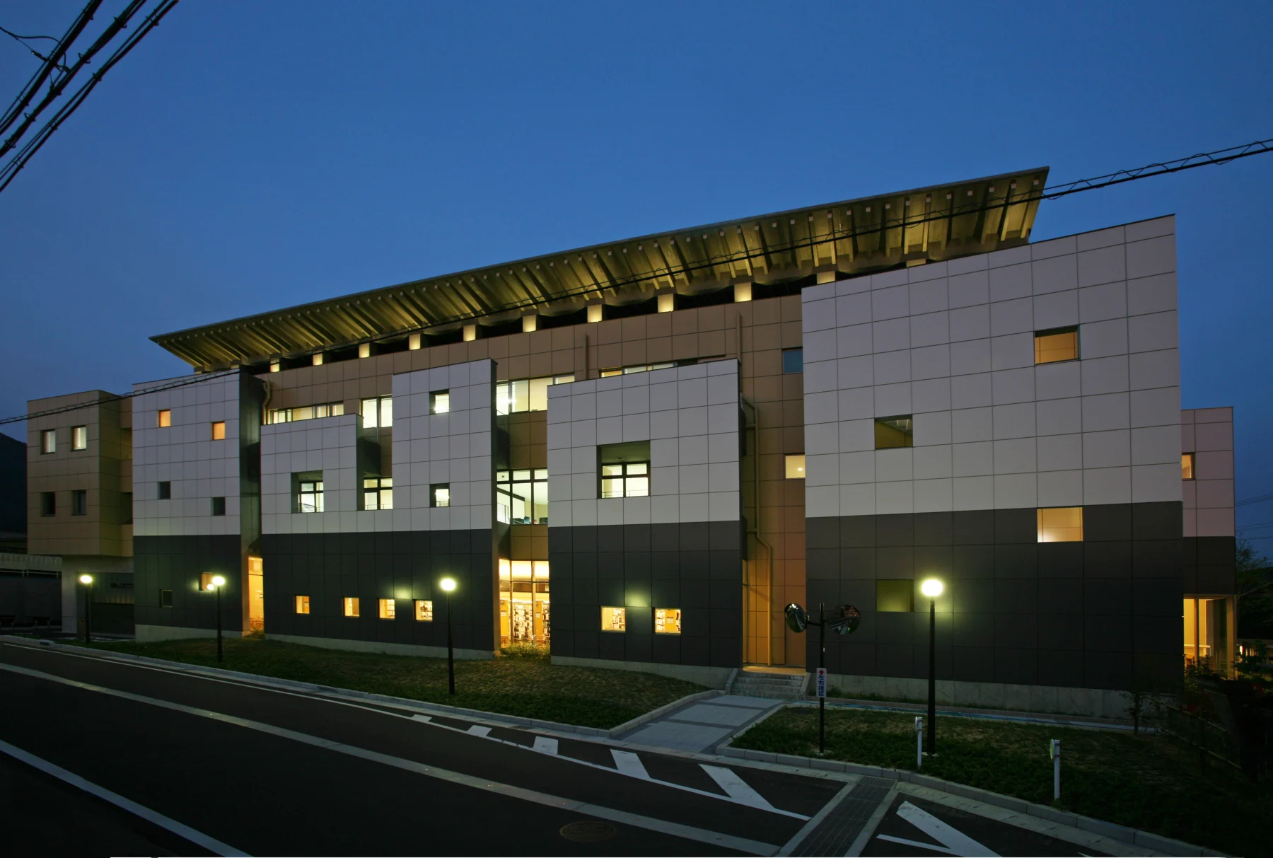 飛騨市図書館＜飛騨市役所西庁舎＞